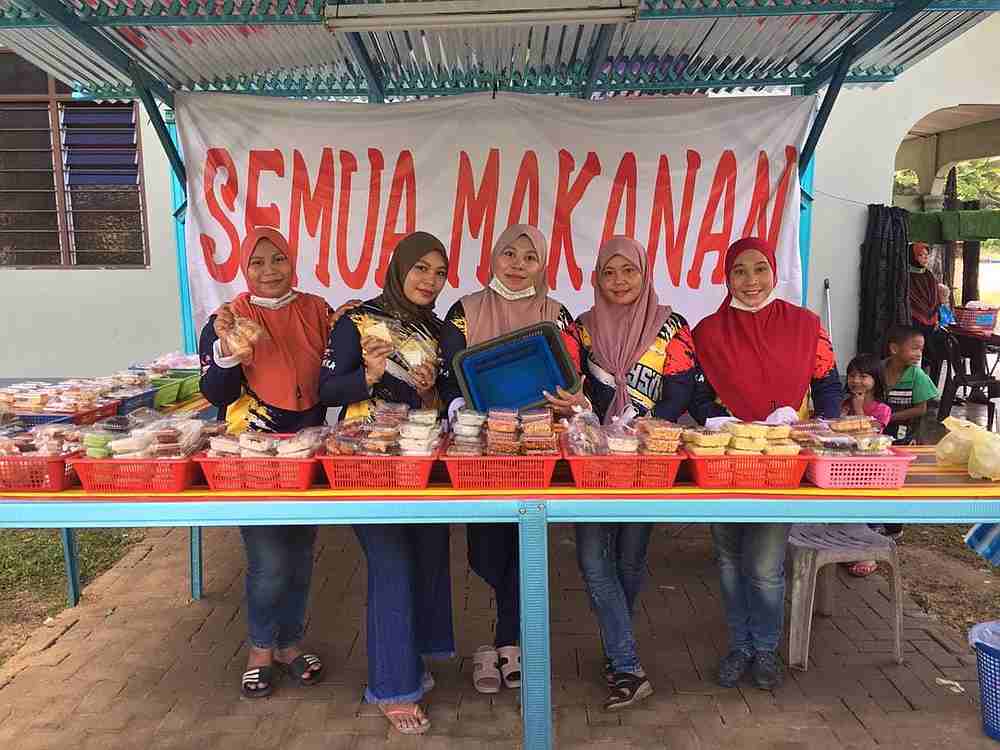 Nurul Hidayu ( far right) aims to have 100 menu items available at her stall by next year. u00e2u20acu201d Picture from Facebook/nurulhidayu.angah