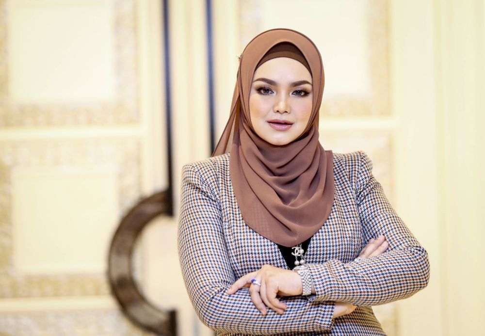 Siti Nurhaliza is using her powerful presence on social media to promote local food businesses. u00e2u20acu201d Picture by Firdaus Latif