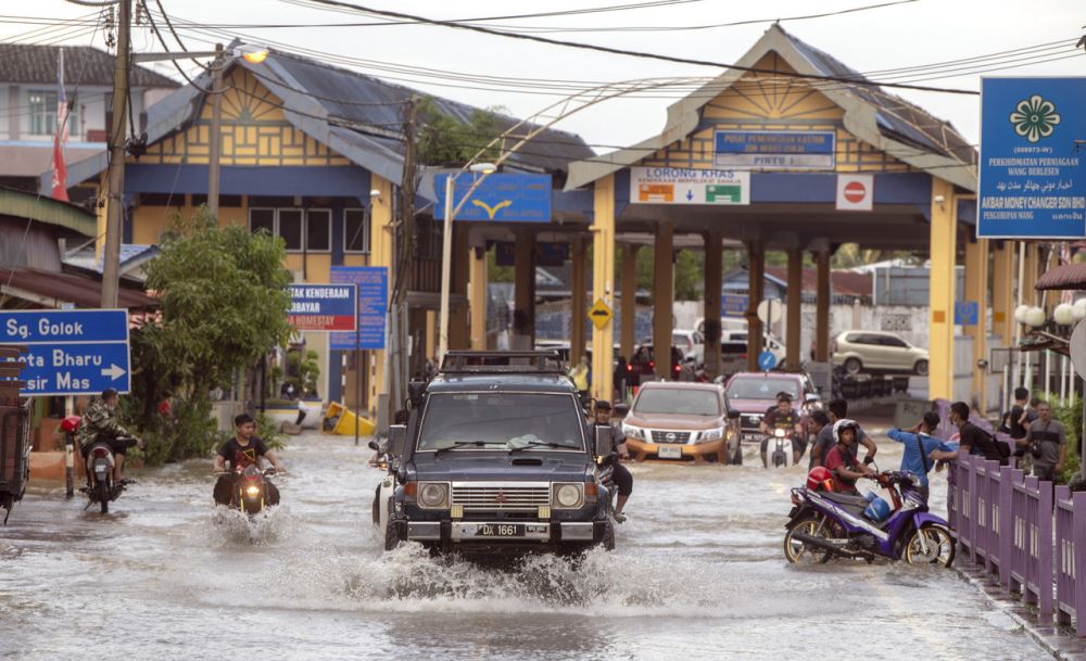 Motorists drive through flood waters in Rantau Panjang, Kelantan December 19, 2020. u00e2u20acu201d Bernama pic