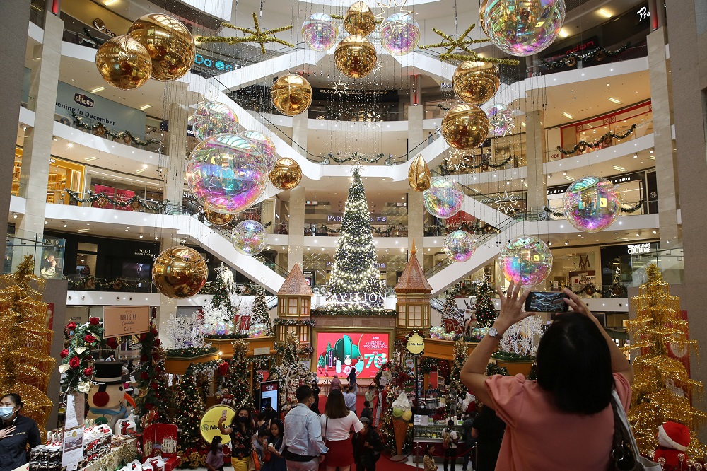 Shoppers taking a photo of the Christmas tree at Pavilion Kuala Lumpur December 9, 2020. u00e2u20acu201d Picture by Yusof Mat Isa