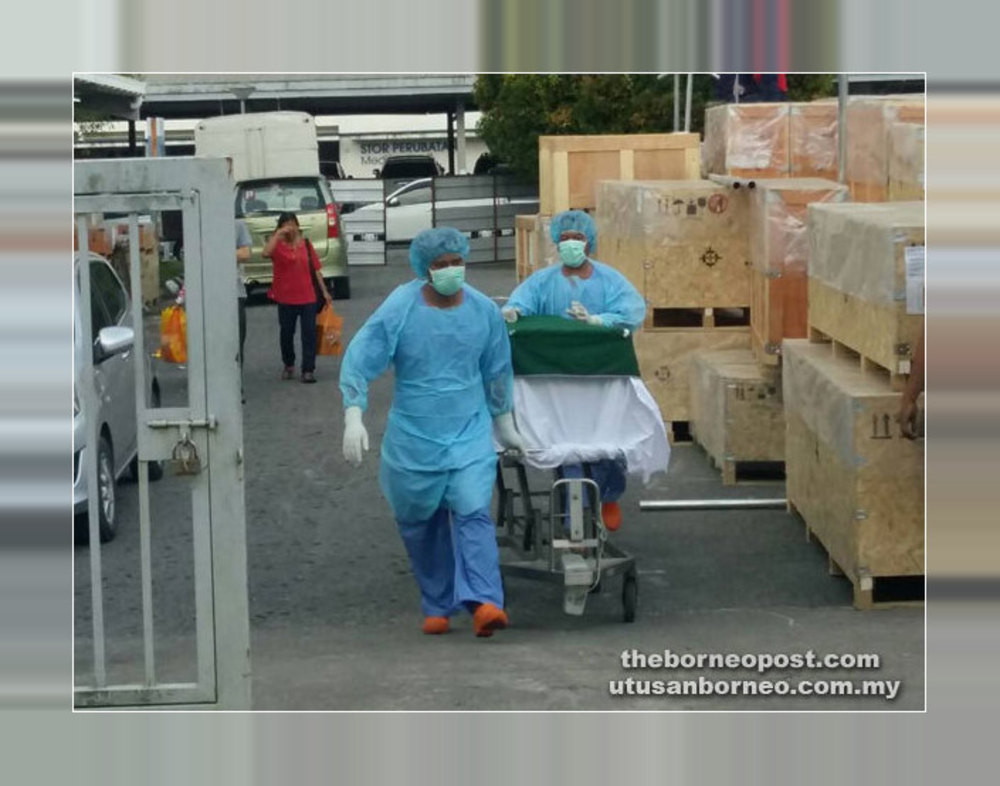 Medical personnel transporting the remains of a previous victim of rabies. The disease has claimed its 28th victim since the first outbreak in June 2017. u00e2u20acu201d Borneo Post picnn