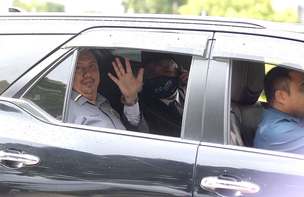 Perak PAS chief Razman Zakaria waves at reporters as he arrives at Istana Kinta, Ipoh December 9, 2020. u00e2u20acu201d Picture by Farhan Najibn