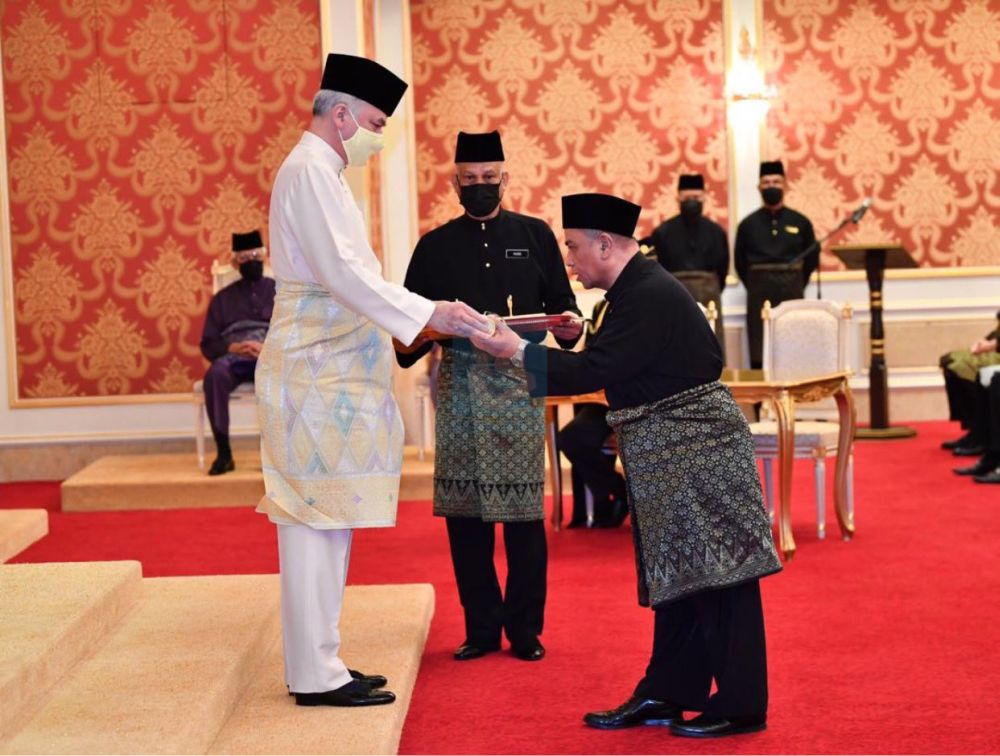 Datuk Saarani Mohamad is sworn in as mentri besar in the presence of Sultan Nazrin Muizzuddin Shah at Istana Iskandariah in Kuala Kangsar December 10, 2020. u00e2u20acu201d Picture via Twitter