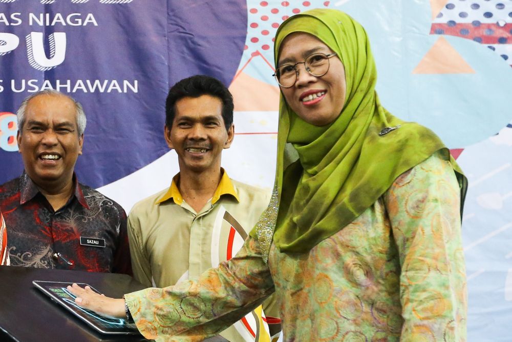 Siti Zubaidah (right) was PKNS' chief operating officer prior to her appointment as CEO. u00e2u20acu201d Picture by Zuraneeza Zulkifli