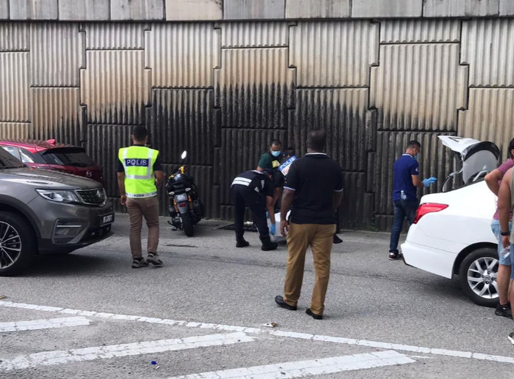 Selangor police forensics personnel arriving at the scene after police shot dead four fleeing robbery suspects, on the highway at Sungai Buloh, December 25, 2020. u00e2u20acu201d Picture courtesy of Twitter/Bernama