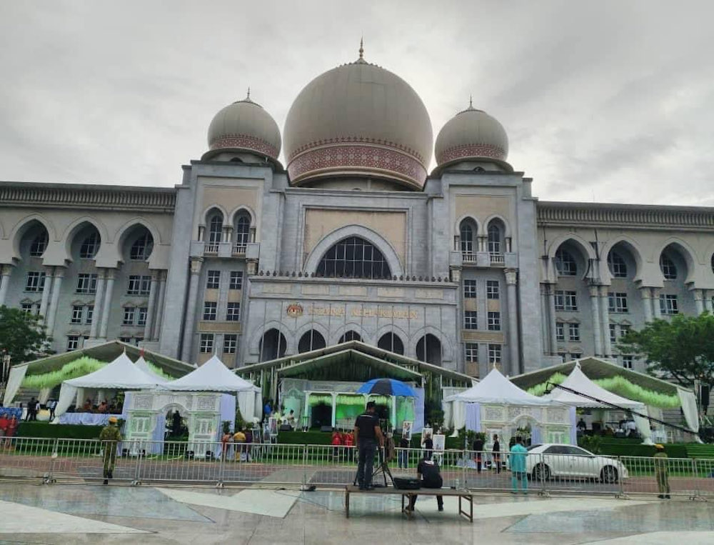 A view of the drive-through wedding for Datuk Seri Tengku Adnan Mansor’s son Tengku Muhammad Hafiz and his bride Oceane Cyril Alogia in front of the Palace of Justice in Dataran Putrajaya December 20, 2020. — Picture via Twitter/@maliqueredzuan
