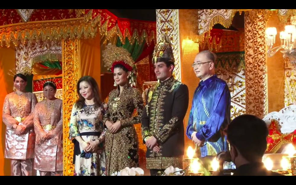 Datuk Seri Tengku Adnan Mansor’s son Muhammad Hafiz and wife Oceane Cyril Alogia pose for a picture with Datuk Seri Wee Ka Siong and his wife at their wedding reception December 20, 2020. — Screenshot from https://hafizoceane.com/live/