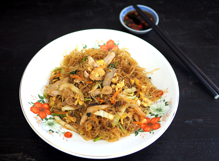 If you're a solo eater, the portions are generous like their fried glass noodles or 'tung fun' with cabbage, prawns, shiitake mushrooms, pork and carrots
