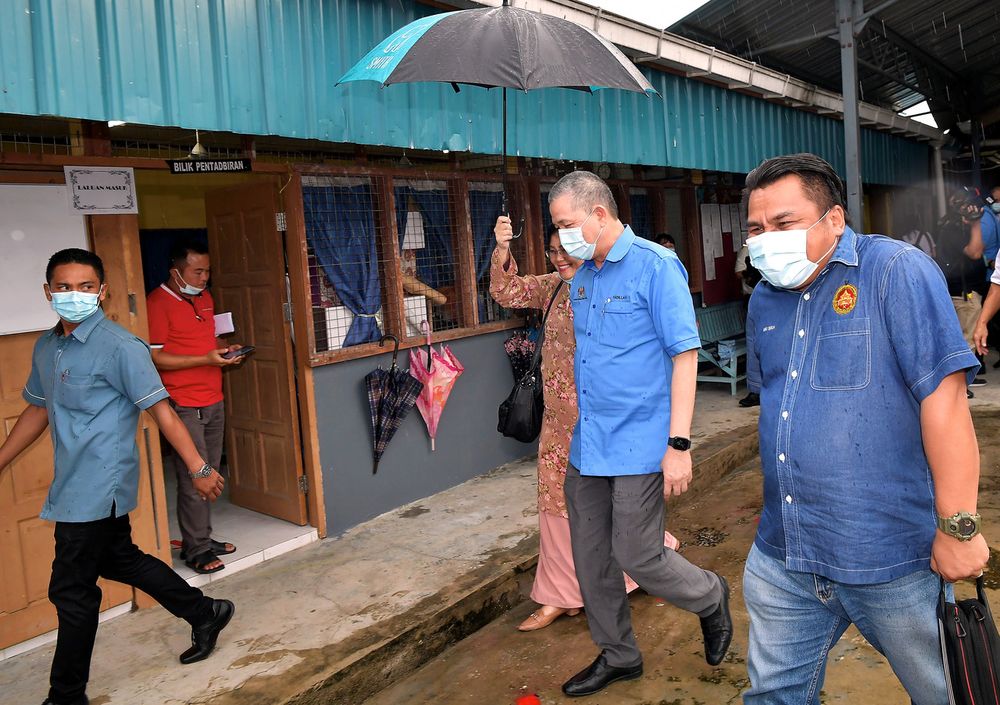 Senior Minister (Infrastructure Cluster) Datuk Seri Fadillah Yusof (second right) visiting Sekolah Kebangsaan Grogo in Bau, near Kuching, Sarawak, June 26, 2020. u00e2u20acu201d Bernama pic
