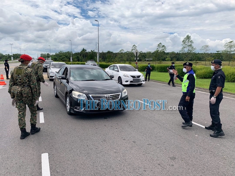 Police personnel with the assistance of the armed forces conducting an inspection along the Samarahan Expressway in this file photo. u00e2u20acu201d Borneo Post Online pic