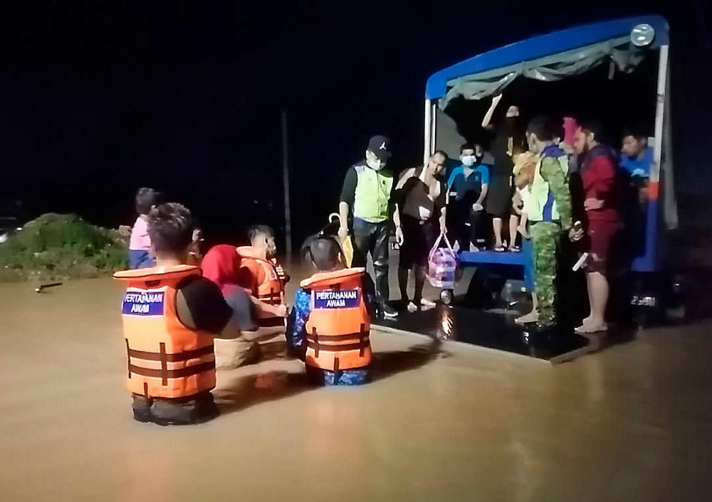 Angkatan Pertahanan Awam dengan kerjasama polis dan Rela memindahkan mangsa banjir di Kampung Kangkar Tebrau ke PPS semalam. u00e2u20acu201d Foto Bernama