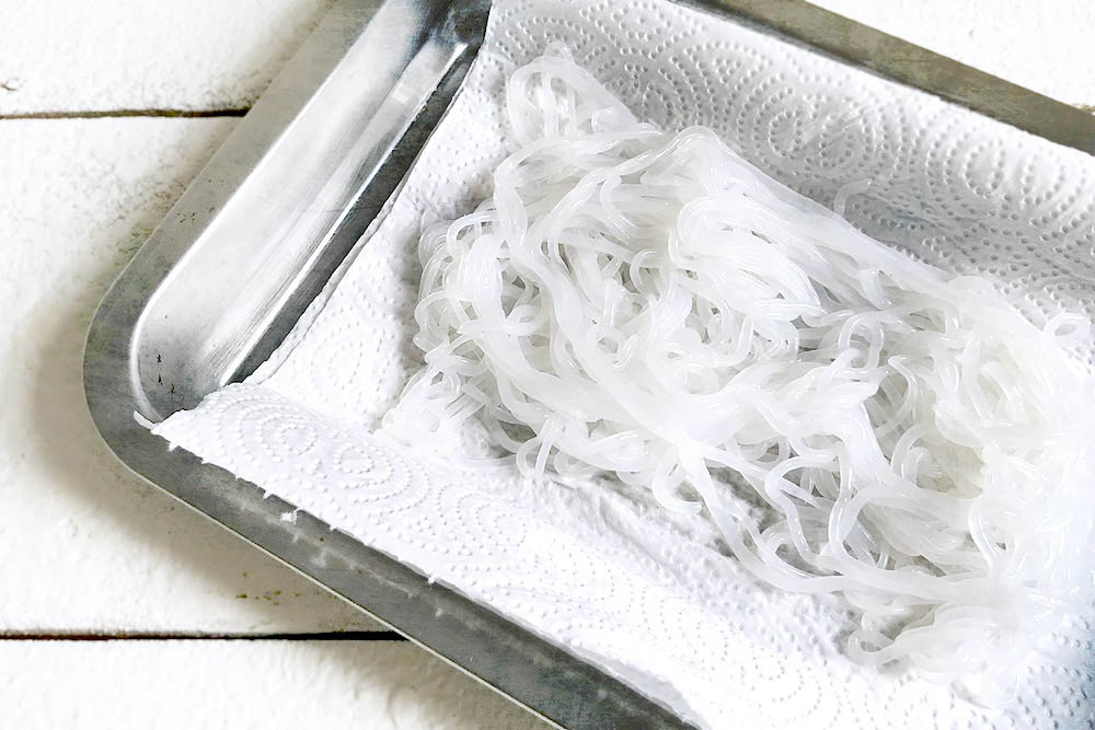 Pat the uncooked 'shirataki'' noodles dry on some paper towels.