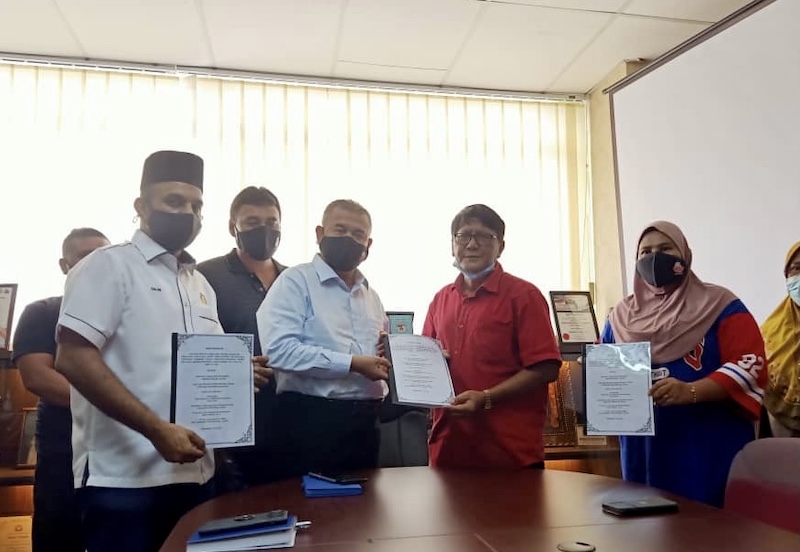 Johor Bersatu rep and Permas assemblyman Datuk Seri Che Zakaria Mohd Salleh (3rd right) receives a memorandum from Datuk Jemale Paiman and Anggerik Abidin on the issue of the Taman Saujana land grant in Taman Dahlia, Pasir Gudang. u00e2u20acu201d Picture by Ben Tan