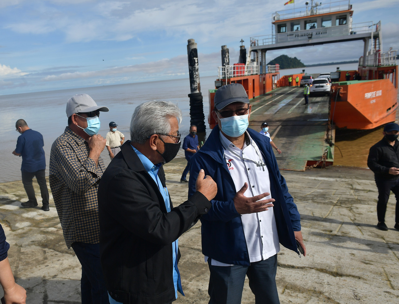Timbalan Ketua Menteri II Sarawak Tan Sri Dr James Jemut Masing dan Menteri Muda Pembangunan Pelabuhan dan Infrastruktur Sarawak Datuk Julaihi Narawi (kanan) melawat kawasan kemalangan pacuan empat roda yang terjatuh ke dalam Sungai Batang Lupar di Pangka