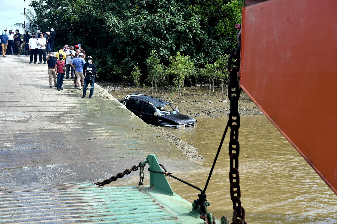 Keadaan pacuan empat roda yang terjatuh ke dalam Sungai Batang Lupar di Pangkalan Feri Triso sehingga mengakibatkan sembilan mangsa mati lemas pada kejadian petang semalam. u00e2u20acu201d Foto Bernamann