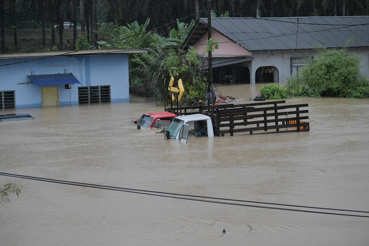 Kelihatan dua buah lori dan rumah di Kampung Sepakat Baru hampir tenggelami air akibat banjir yang melanda ketika tinjauan fotoBernama di kampung tersebut hari ini. JOHOR BAHRU, 2 Jan. u00e2u20acu201d Foto Bernamann