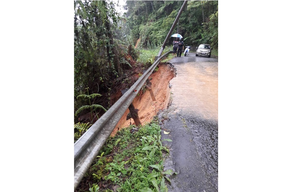 A portion of a road heading to Fraser’s Hill has been destroyed by the landslides. — Picture by Lukman Hakim Hogg
