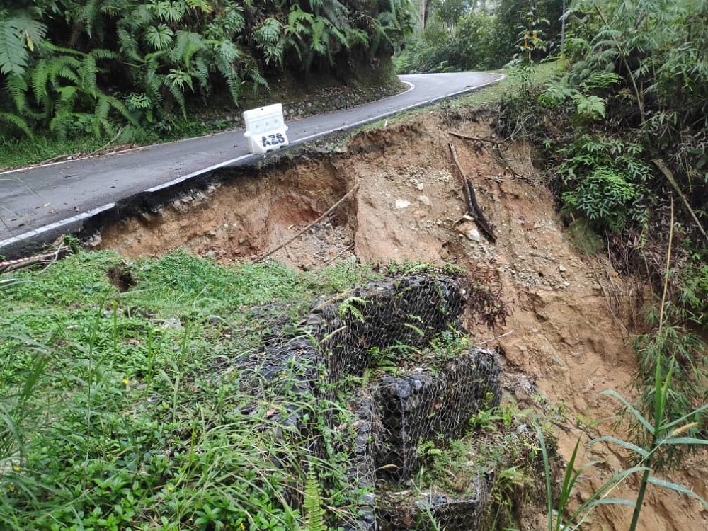 A trunk road heading to Bukit Fraser is dangerously close to collapse. u00e2u20acu201d Picture by Lukman Hakim Hogg