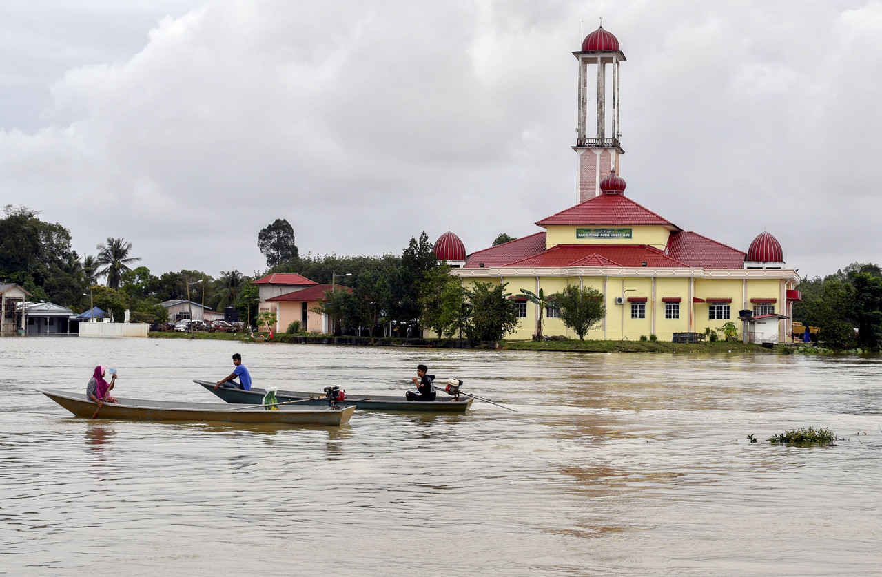 Sebahagian penduduk Kampung Kubang Sawa dan kawasan sekitar terpaksa menaiki bot untuk melakukan kegiatan harian selepas kampung mereka dilanda banjir hari ini Tumpat, 8 Jan -- . u00e2u20acu201du00c2u00a0Foto Bernama