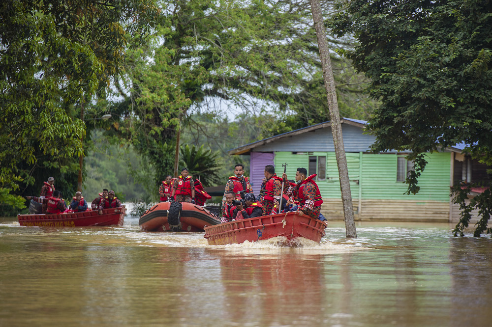 Search and rescue boat passes by submerged houses during flooding at Kampung Chenor, Maran in Pahang January 10, 2021. u00e2u20acu201d Picture by Shafwan Zaidon