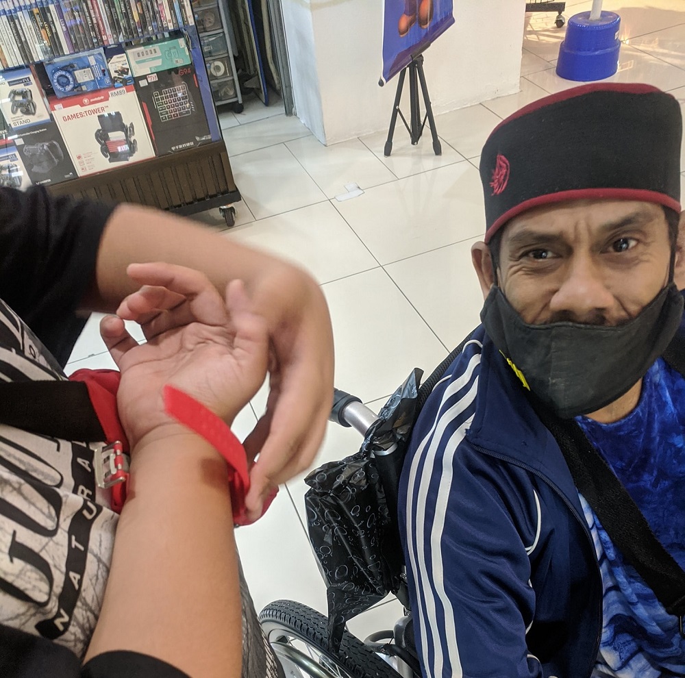 The boy and the uncle were both teary-eyed when Bob bought the watch. — Picture via Facebook/Mfa Bob