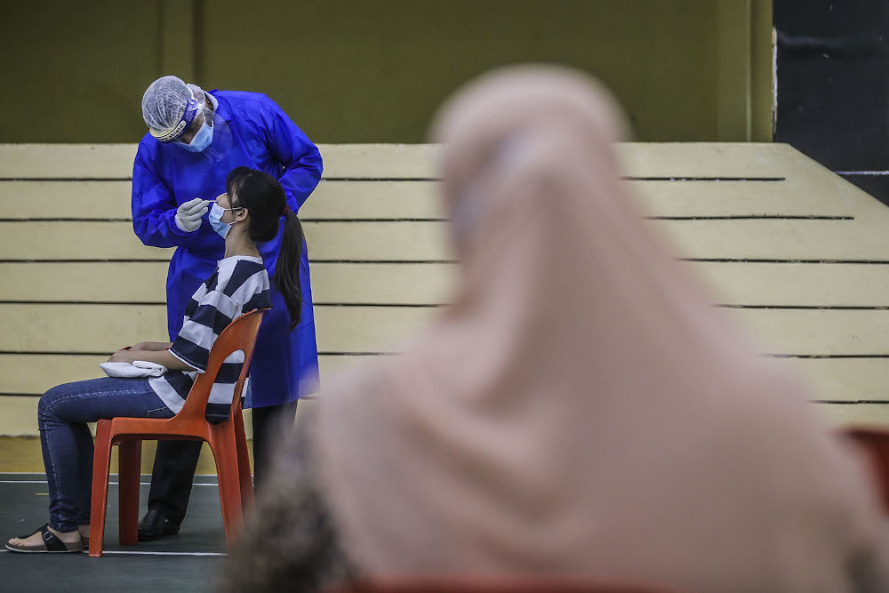 PJ Polyclinic health workers conduct a Covid-19 swab test using the RTK-Antigen Covid-19 Kit in Dewan Serbaguna MBPJ in Petaling Jaya. u00e2u20acu201d Picture by Hari Anggara
