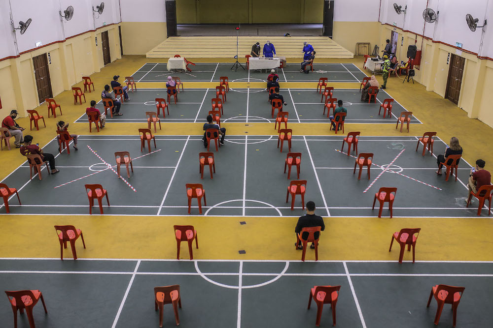 PJ Polyclinic health workers conduct a Covid-19 swab test using the RTK-Antigen Covid-19 Kit in Dewan Serbaguna MBPJ in Petaling Jaya. u00e2u20acu201d Picture by Hari Anggara