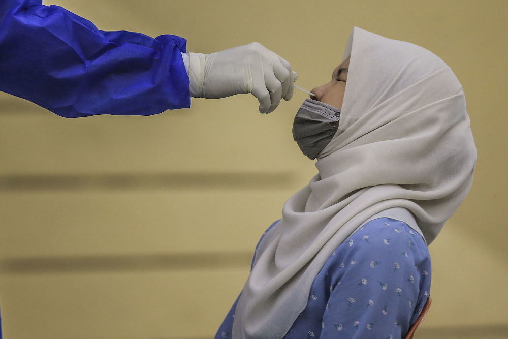PJ Polyclinic health workers conduct a Covid-19 swab test using the RTK-Antigen Covid-19 Kit in Dewan Serbaguna MBPJ in Petaling Jaya. u00e2u20acu201d Picture by Hari Anggara