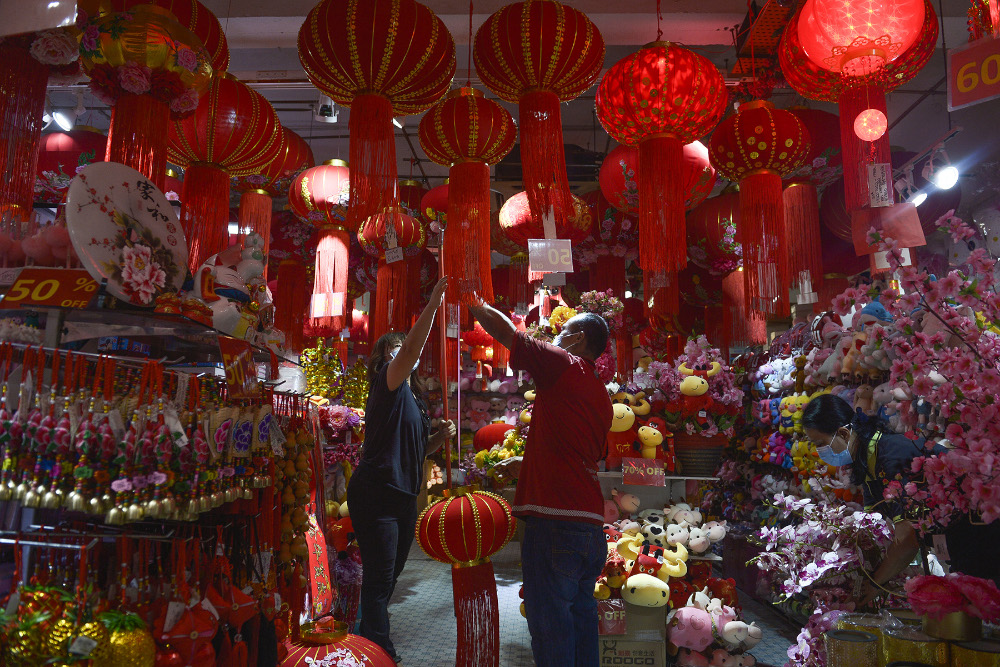 Shop workers are busy arranging Chinese New Year decorations in Kuala Lumpur on January 21, 2020. u00e2u20acu201d Picture by Miera Zulyana