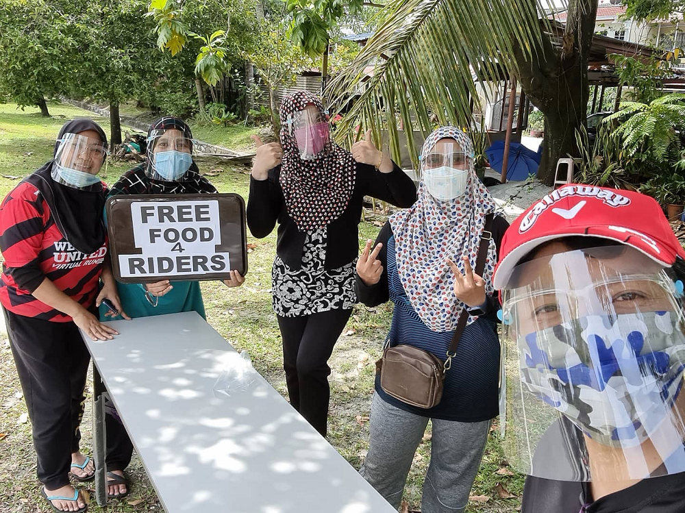 Unit trust agency manager Ida Azerin Razali (front) decided to give out free food to delivery riders to cheer them on. u00e2u20acu201d Picture via Facebook/ Ida Azarin Razali