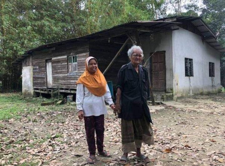 Fatimah and her husband have been walking 20km daily to find customers to keep themselves afloat. u00e2u20acu201d Picture via Twitter/@vmrtzz_