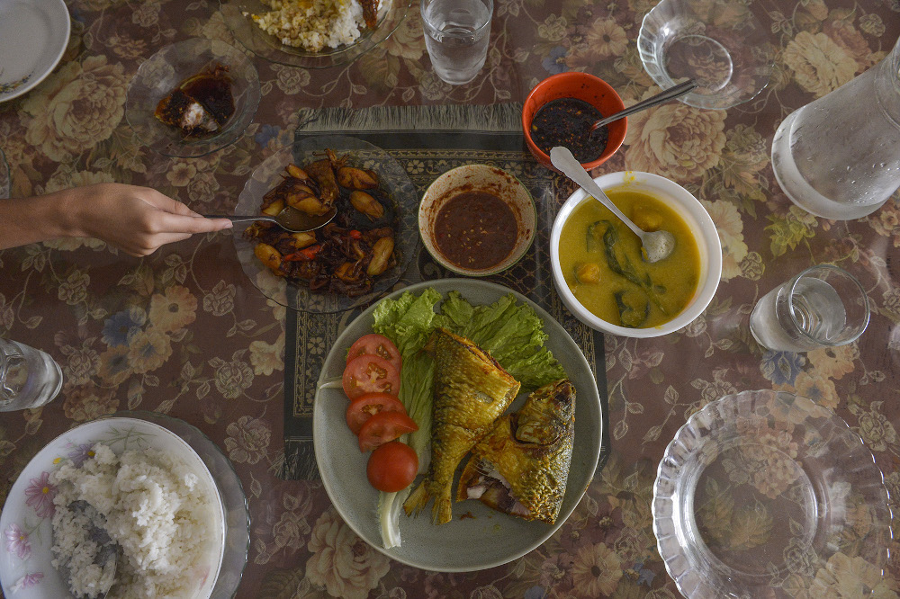 A family eating a meal at home during movement control order (MCO) in Petaling Jaya on January 26, 2021. u00e2u20acu201d Picture by Miera Zulyana 