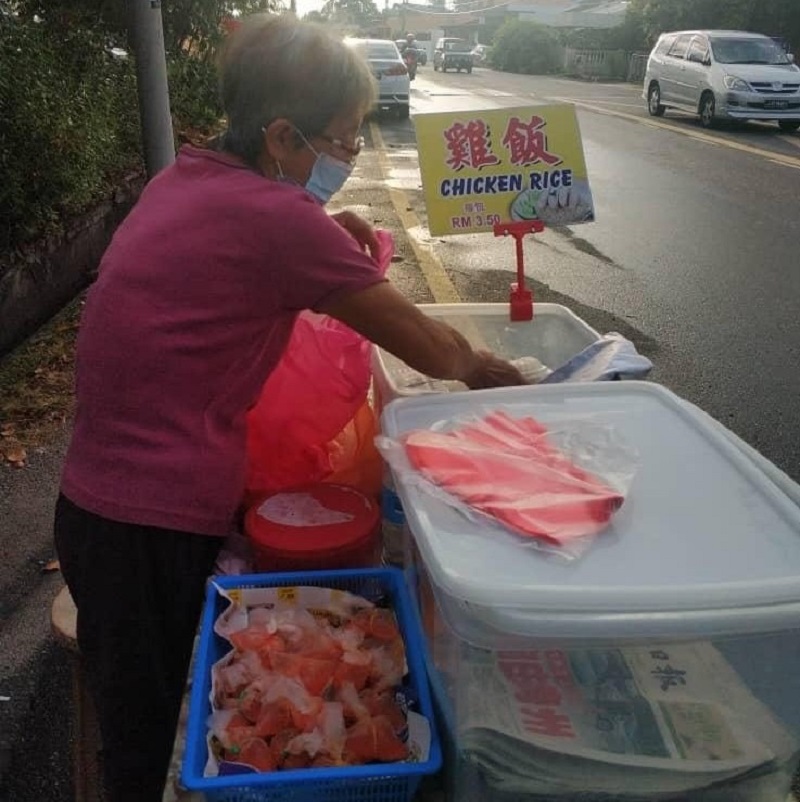Yeo Poh Gek sells a variety of Chinese food such as chicken rice, mee sua and tang hoon in front of Lee Wah fruit shop. u00e2u20acu201d Picture via Facebook/RaswanSidhu