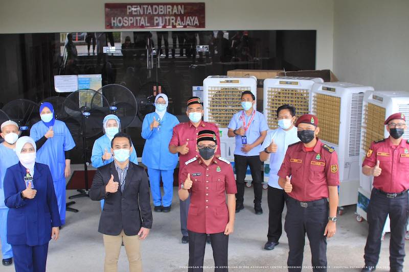 PAS Youth chief Khairil Nizam Khiruddin (middle front row) together with frontliners in Putrajaya Hospital. u00e2u20acu201d Picture via Facebook/Ir. Ts. Khairil Nizam