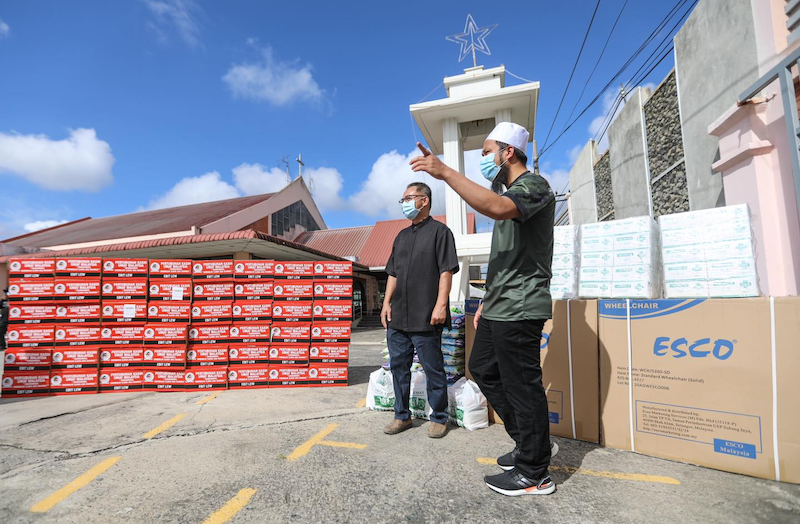 Preacher Ustaz Ebit Lew gave 100 sets of food boxes, 10 wheelchairs and face masks during his visit to the St Dominic Catholic Church in Lahad Datu, Sabah. u00e2u20acu201d Photo via Facebook/ Ebit Lew