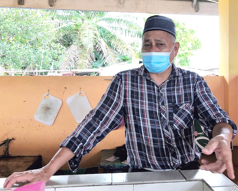 Bohari manning his umai stall. — Borneo Post Online pic