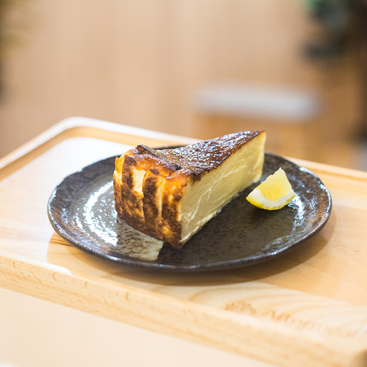 The Creme Brulee Burnt Cheesecake is tangy and rich... very flavourful.