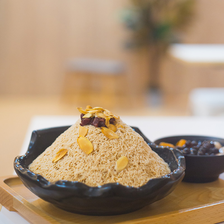 Another must-try is the Iron Lady Milk Tea Kakigori made from Tie Guan Yin tea and milk.