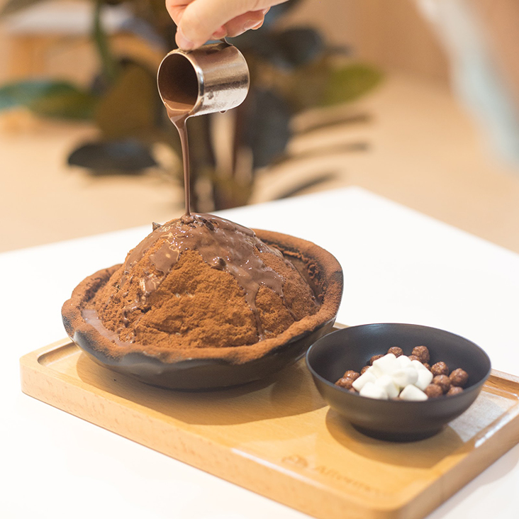 When Milo goes to the 'dark side'... the Dark Milo Kakigori is for chocolate lovers.