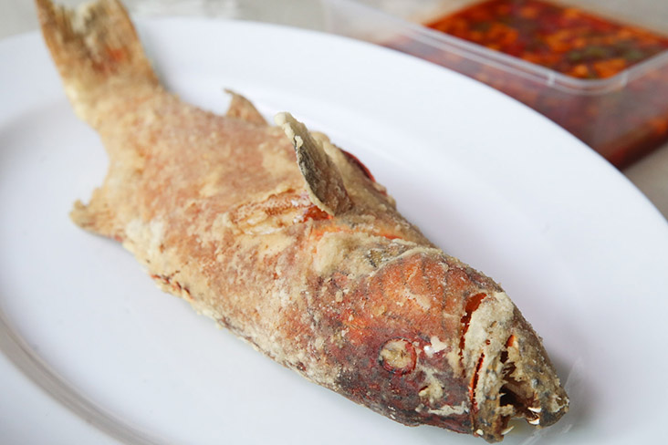 Pour over the sweet and sour sauce with chopped vegetables over the deep fried red snapper.