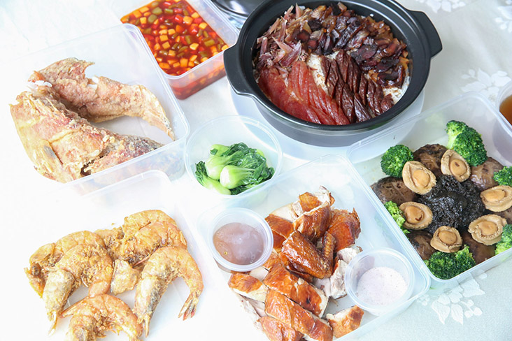 All the dishes are packed in plastic boxes with the sauces separately to allow you to reheat while the 'lap mei fan' is packed in a claypot.