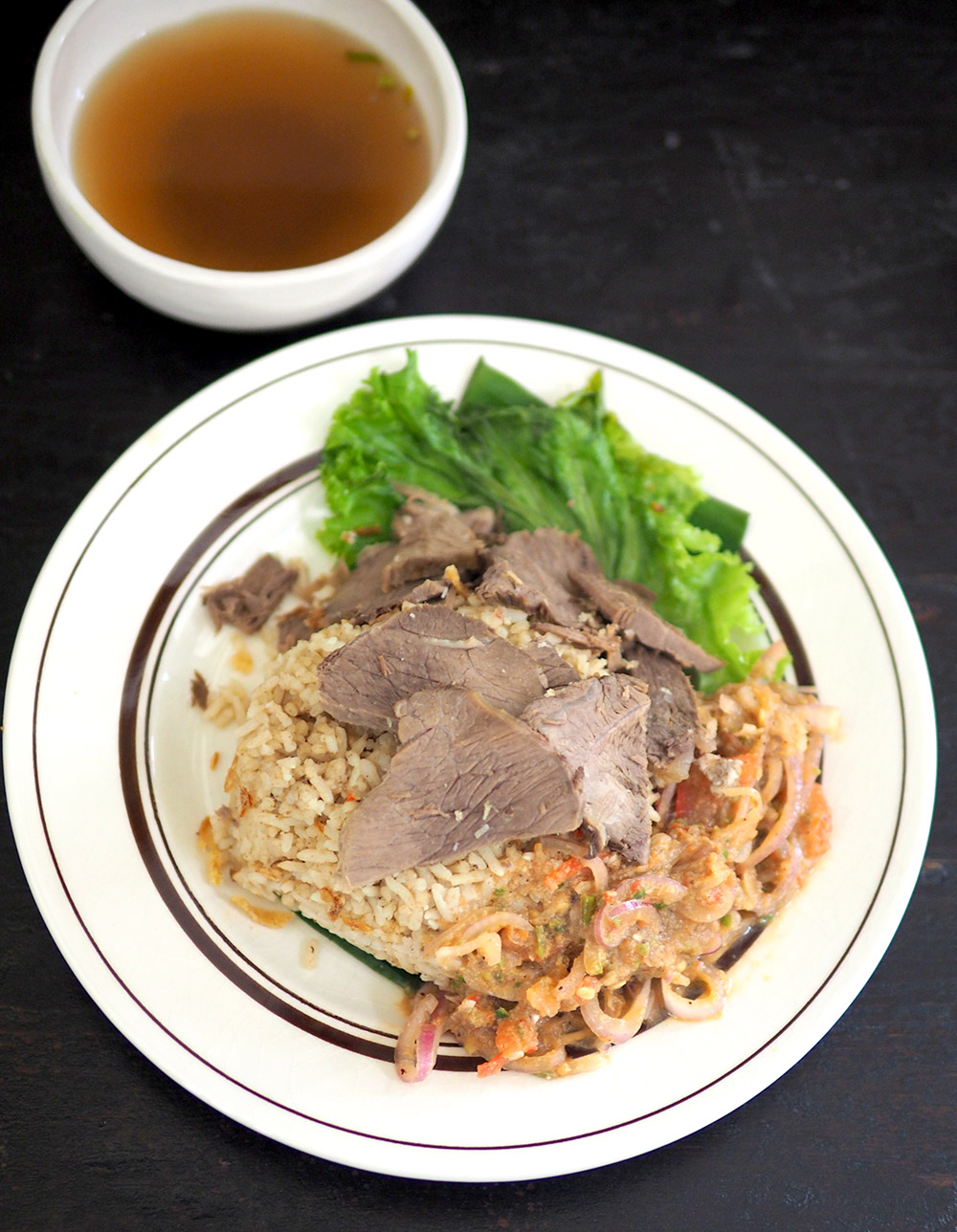 Try the 'nasi daging', a Northern specialty with boiled beef slices, fragrant rice cooked with spices and the incredibly appetising 'air asam'.