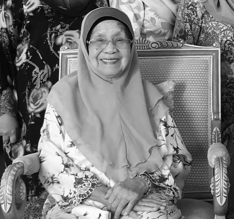 Dayang Rosnah is survived by 13 children, Fadillah being the ninth child. u00e2u20acu2022 Picture via Facebook