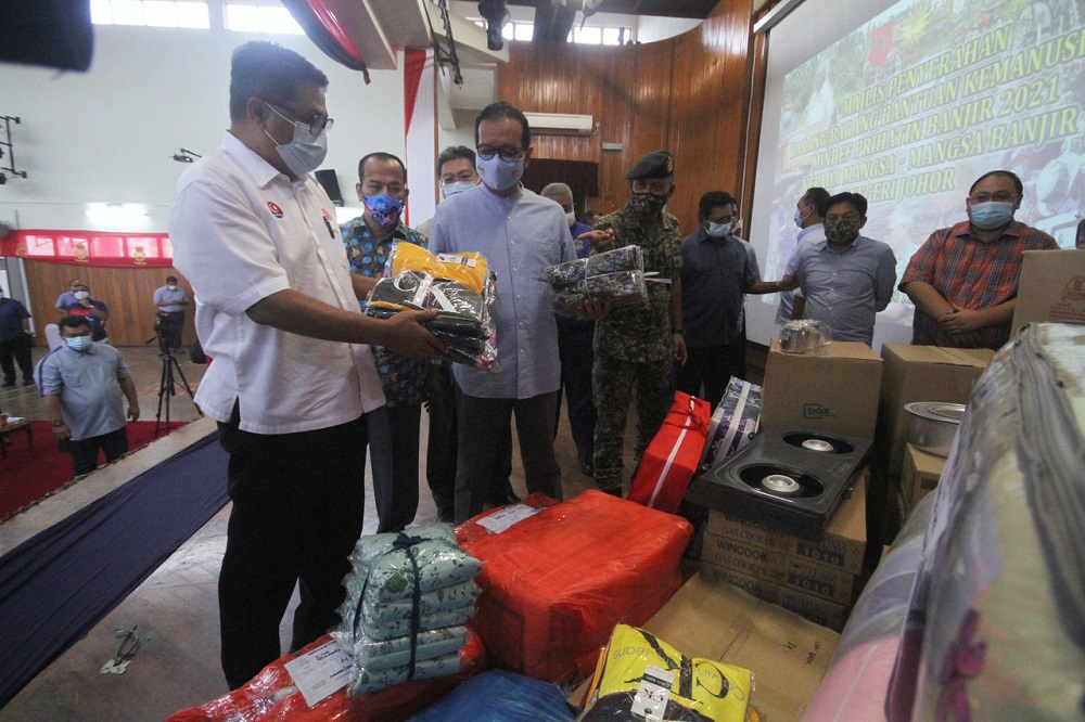 Commander of the 7th Brigade, Brig Gen Mohamed Fauzi Kamis (fourth right) and Johor state government representative Datuk Samsolbari Jamali (third left), at Mahkota Camp in Kluang January 23, 2021. u00e2u20acu201d Bernama pic