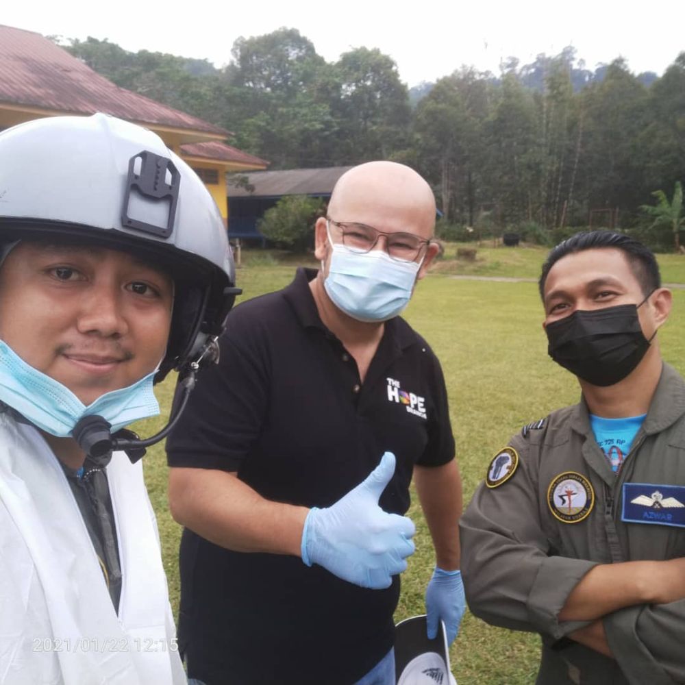 Harith (centre) thanked TUDM Malaysia for its assistance in delivering aid to the needy. — Picture courtesy of The Hope Branch
