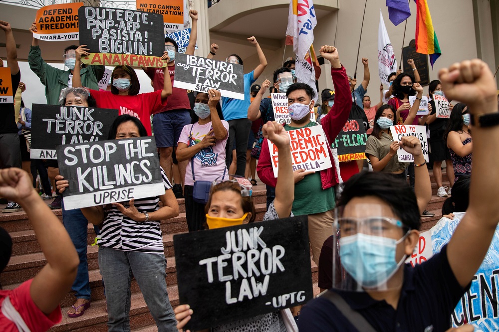 Protesta Pinoy Philippine students, activists protest over permission for security ...