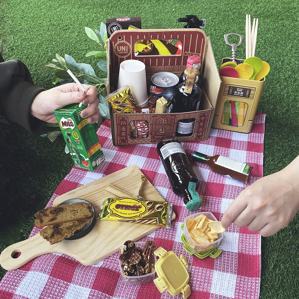 You can recycle the carrier from Beng Chai Hong for takeaway coffee or your goodies for an outdoor picnic.