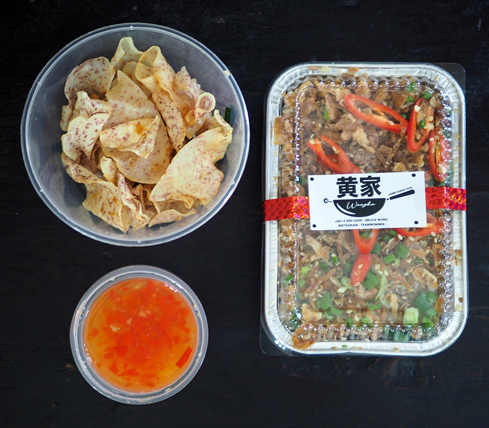 The yam cake is paired with a Thai chilli sauce rather than the usual chilli sauce and the sweet brown sauce.