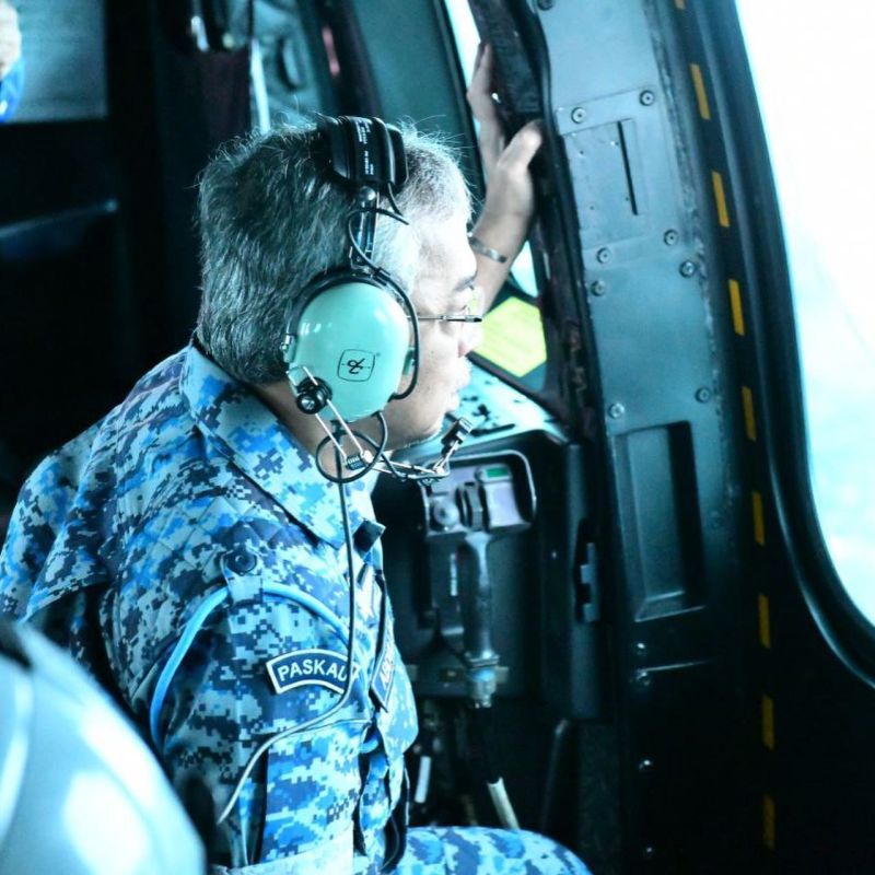 The Yang di-Pertuan Agong boarded a Royal Malaysian Air Force  chopper to observe the flood situation in Pahang  January 7, 2021. u00e2u20acu201d Picture via Facebook