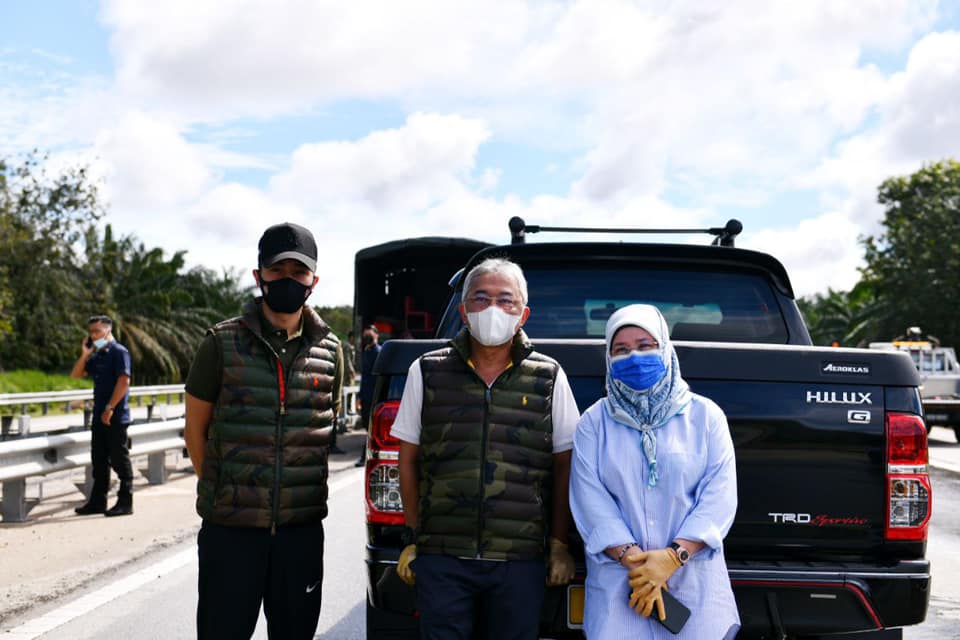 Yang di-Pertuan Agong Al-Sultan Abdullah Riu00e2u20acu2122ayatuddin Al-Mustafa Billah Shah (centre) during a visit to flood-hit Maran in Pahang January 5, 2021. u00e2u20acu201d Picture via Facebook